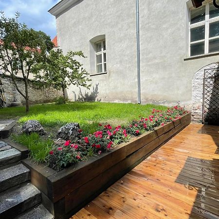 Historic Apartment With Private Garden In Old Town Таллінн Екстер'єр фото
