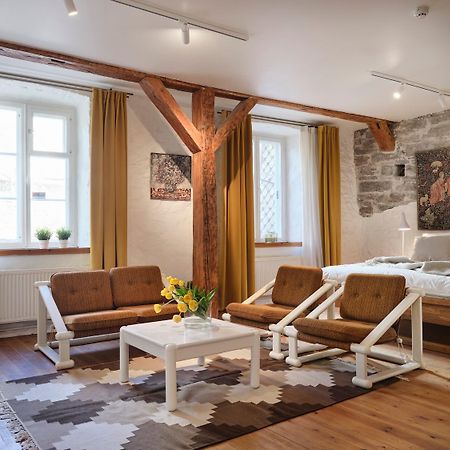 Historic Apartment With Private Garden In Old Town Таллінн Екстер'єр фото